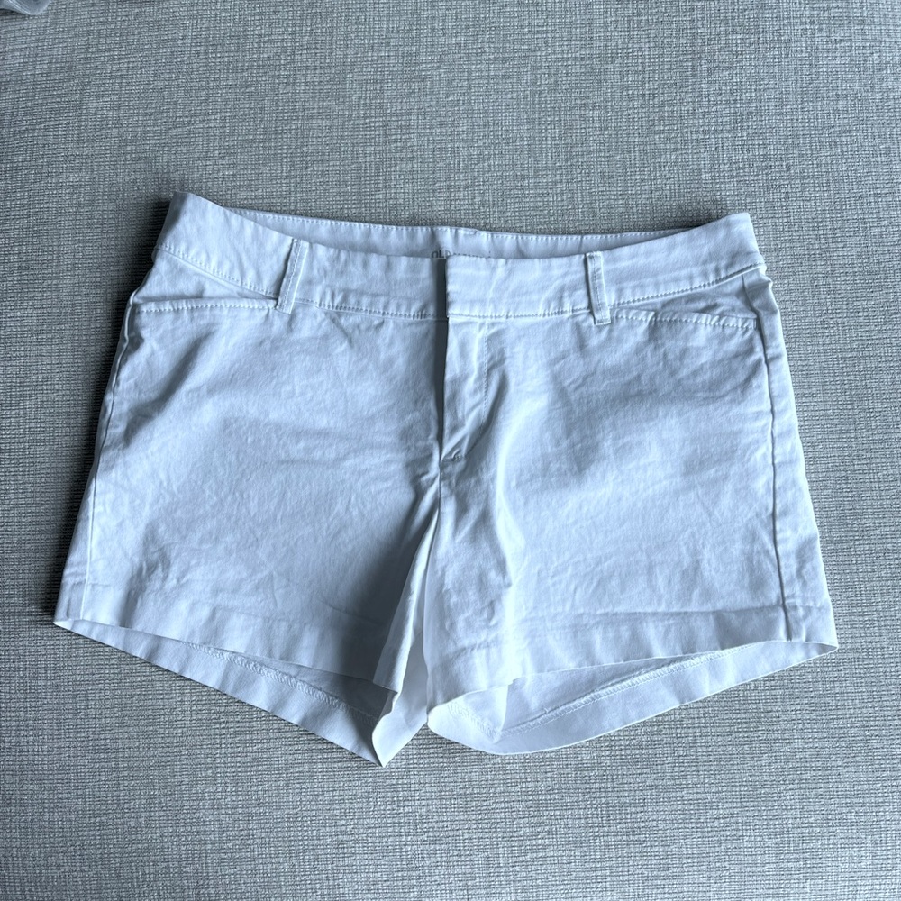 Old navy pixie chino shorts white size 6 3.5”